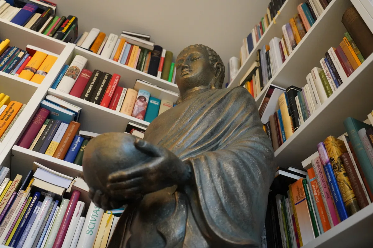 Ein Buddha-Statue im Beratungszimmer von Relinfo.
